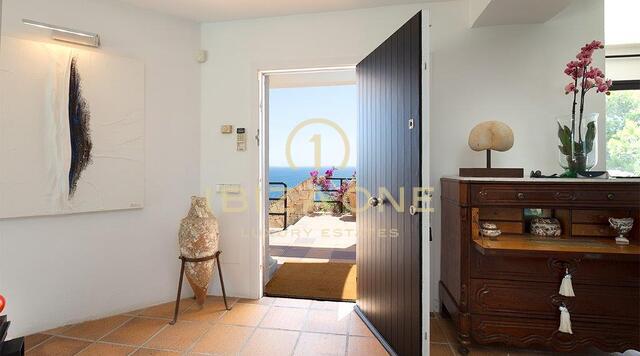 Moderna villa vista mare in ottima posizione in vendita
