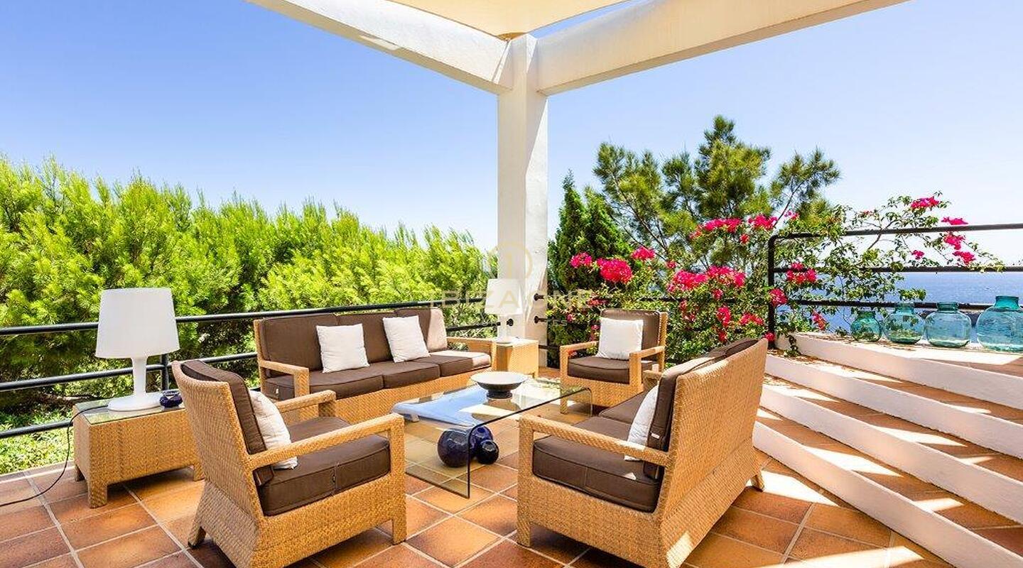 Villa moderna con vistas al mar en una excelente ubicación en venta