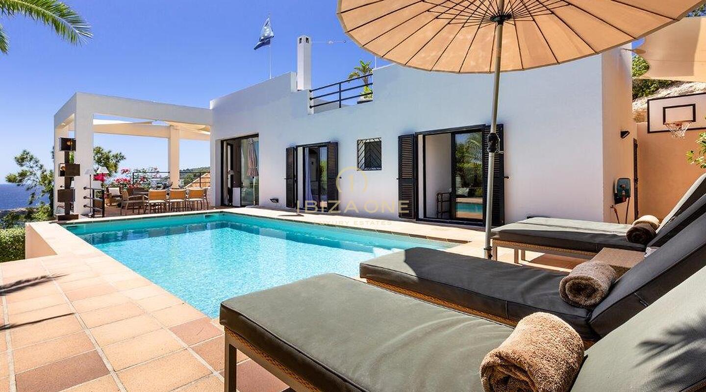 Moderne villa met zeezicht op een geweldige locatie te koop