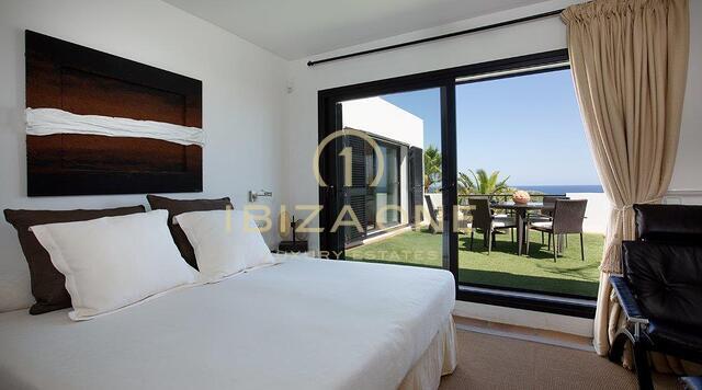 Villa moderna con vistas al mar en una excelente ubicación en venta