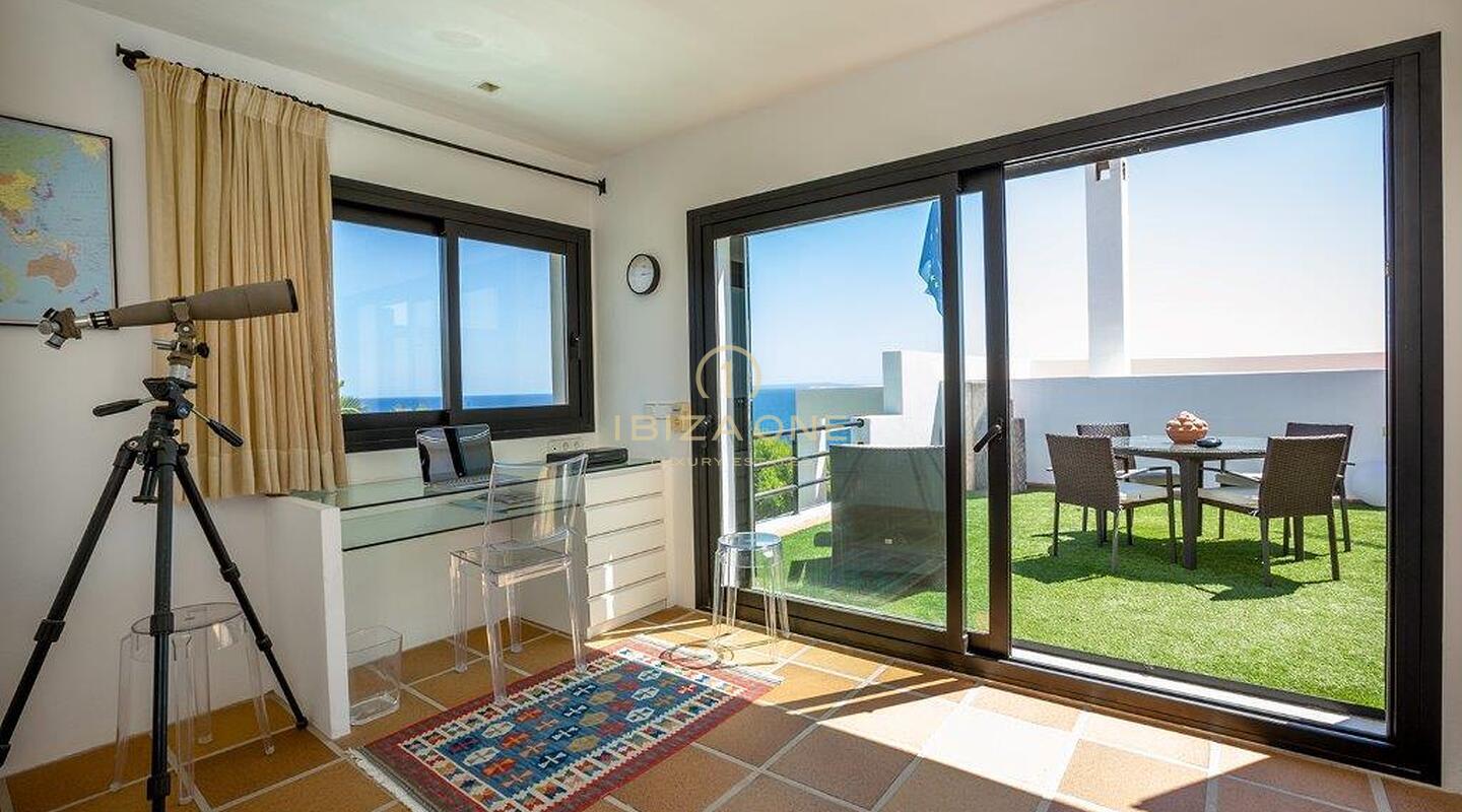 Moderna villa vista mare in ottima posizione in vendita