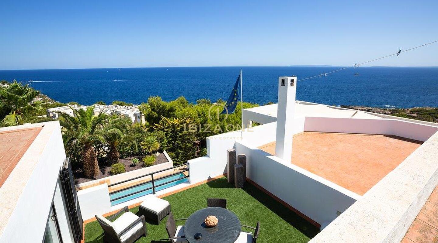 Moderna villa vista mare in ottima posizione in vendita