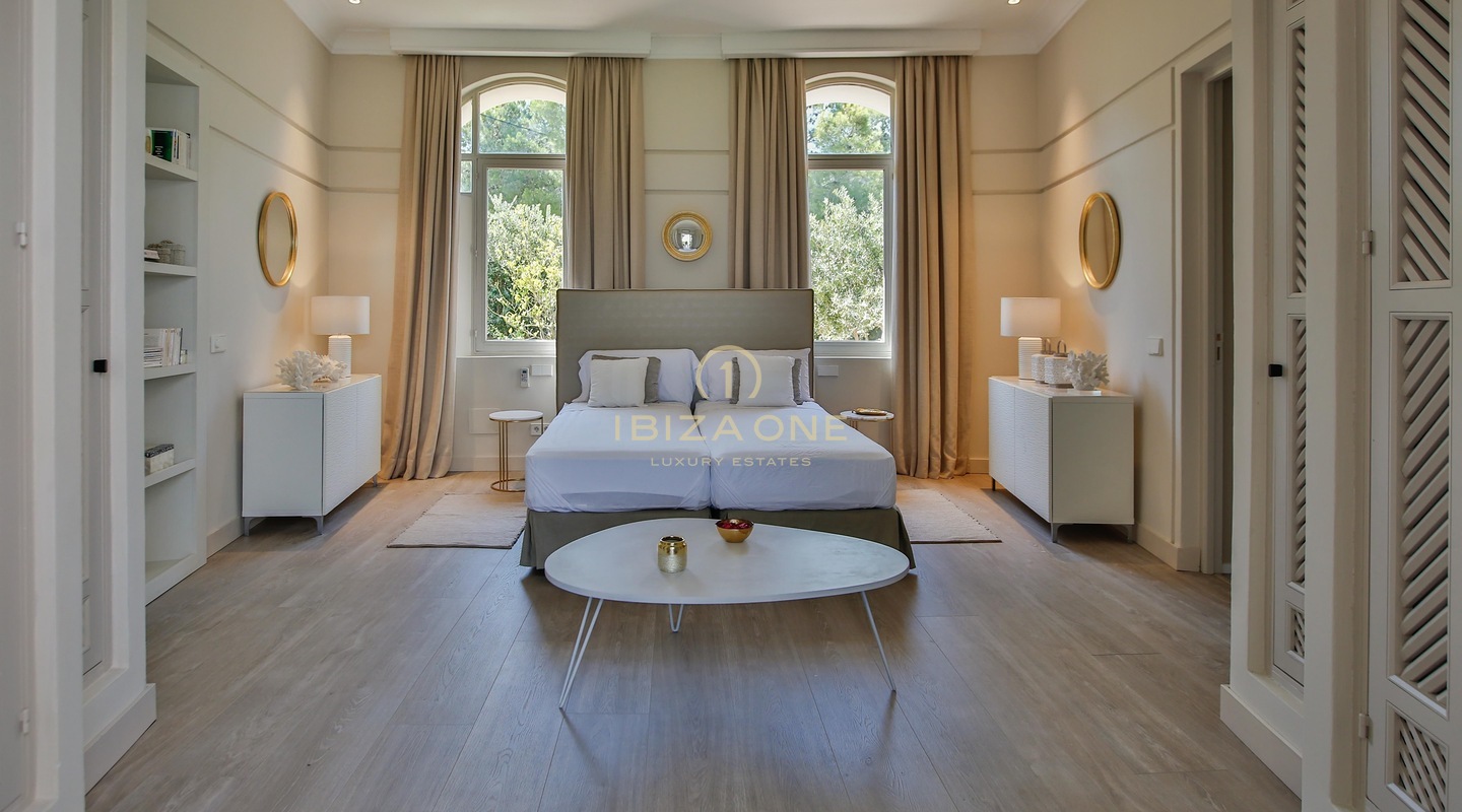 Villa aan de eerste zeelijn met toegang tot de zee en prachtig uitzicht te huur, Ibiza