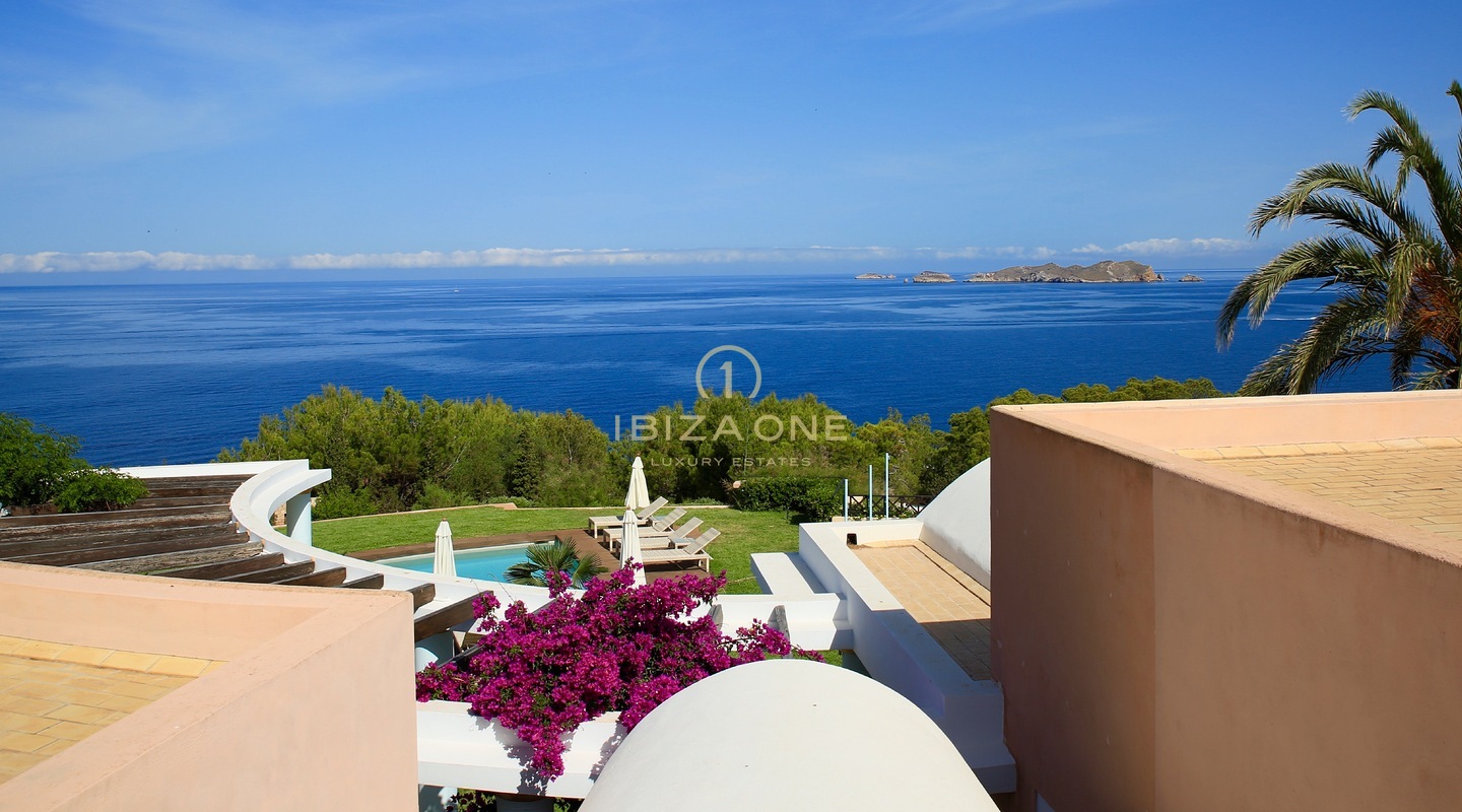 Villa aan de eerste zeelijn met toegang tot de zee en prachtig uitzicht te huur, Ibiza