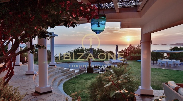 Villa en primera línea de mar con acceso al mar y hermosas vistas en alquiler, Ibiza