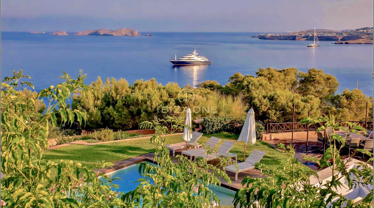 Villa en primera línea de mar con acceso al mar y hermosas vistas en alquiler, Ibiza