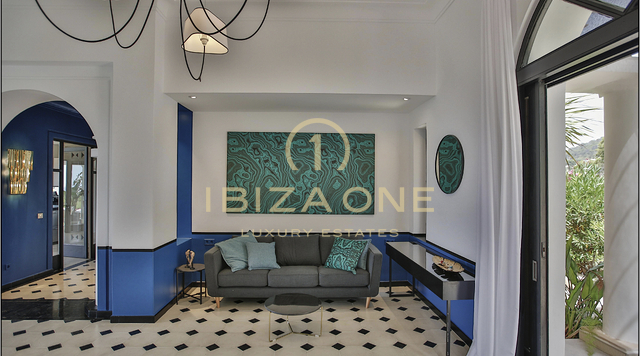 Villa aan de eerste zeelijn met toegang tot de zee en prachtig uitzicht te huur, Ibiza
