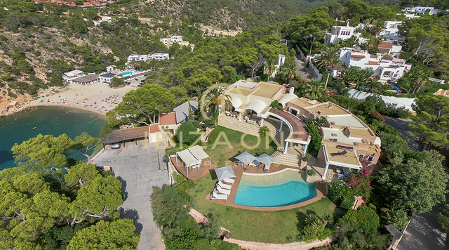Villa aan de eerste zeelijn met toegang tot de zee en prachtig uitzicht te huur, Ibiza