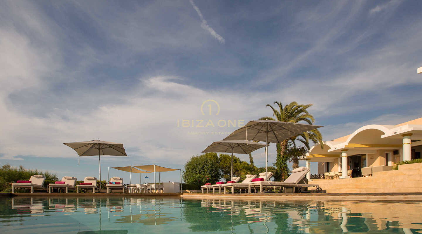 Villa aan de eerste zeelijn met toegang tot de zee en prachtig uitzicht te huur, Ibiza