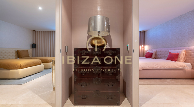 Il gioiello della corona di Ibiza: mega tenuta con vista panoramica sul mare e totale privacy in vendita a Santa Eulalia, Ibiza.