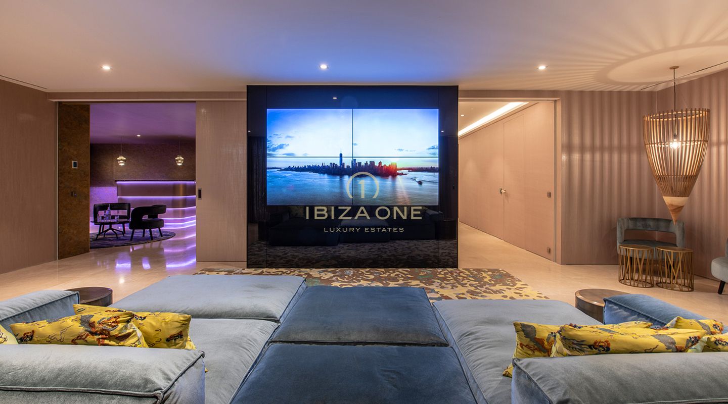 Il gioiello della corona di Ibiza: mega tenuta con vista panoramica sul mare e totale privacy in vendita a Santa Eulalia, Ibiza.