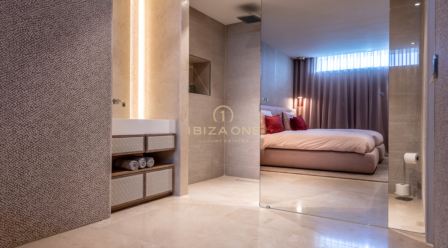 Il gioiello della corona di Ibiza: mega tenuta con vista panoramica sul mare e totale privacy in vendita a Santa Eulalia, Ibiza.