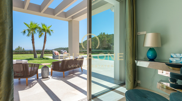 Il gioiello della corona di Ibiza: mega tenuta con vista panoramica sul mare e totale privacy in vendita a Santa Eulalia, Ibiza.