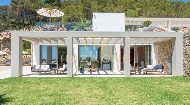 Il gioiello della corona di Ibiza: mega tenuta con vista panoramica sul mare e totale privacy in vendita a Santa Eulalia, Ibiza.