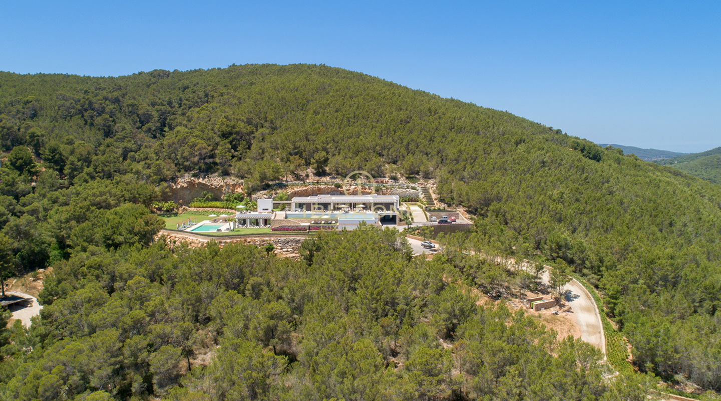 Il gioiello della corona di Ibiza: mega tenuta con vista panoramica sul mare e totale privacy in vendita a Santa Eulalia, Ibiza.