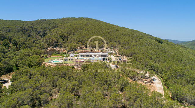 Il gioiello della corona di Ibiza: mega tenuta con vista panoramica sul mare e totale privacy in vendita a Santa Eulalia, Ibiza.