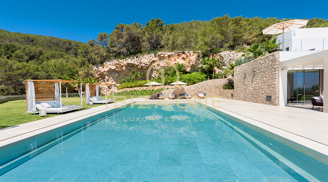 Il gioiello della corona di Ibiza: mega tenuta con vista panoramica sul mare e totale privacy in vendita a Santa Eulalia, Ibiza.