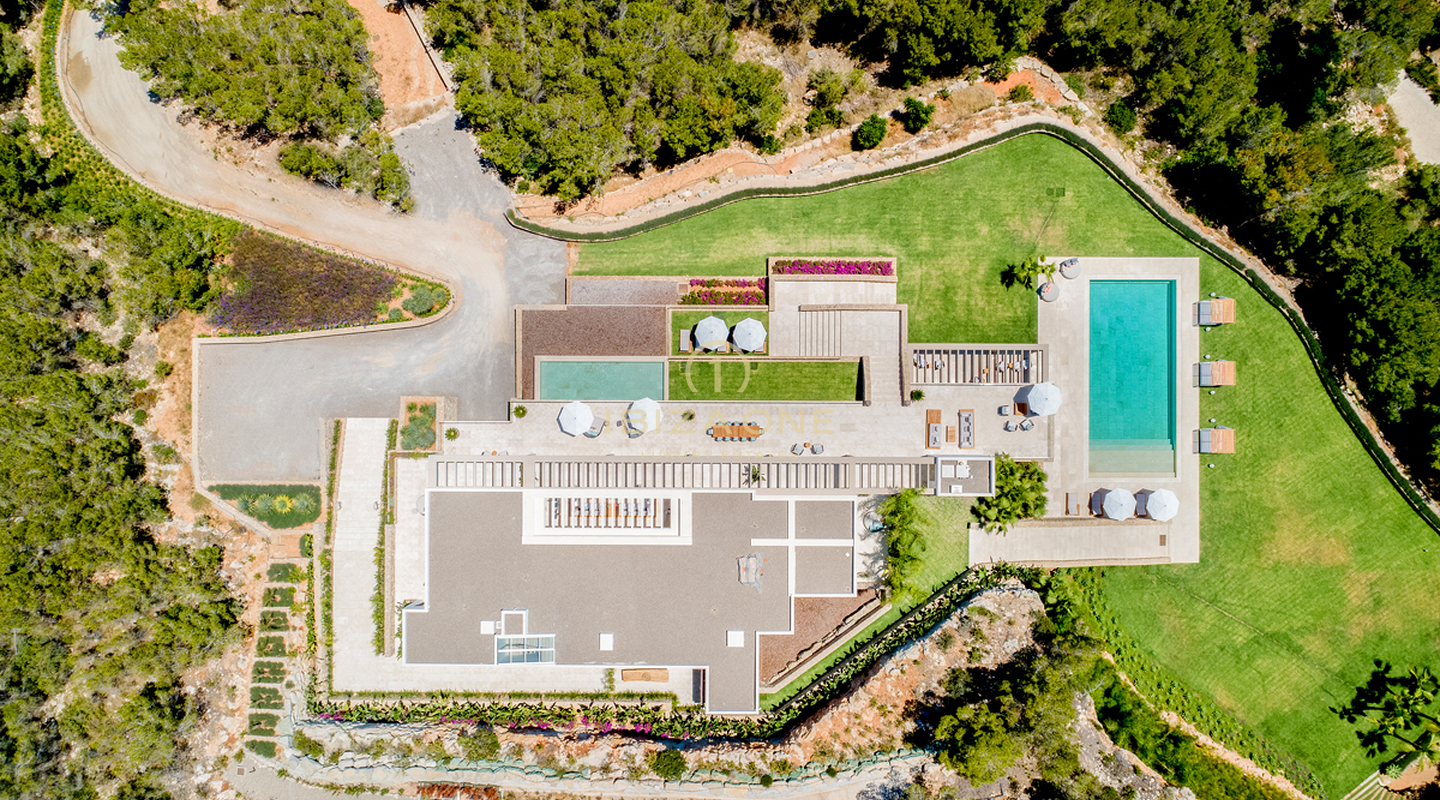 Il gioiello della corona di Ibiza: mega tenuta con vista panoramica sul mare e totale privacy in vendita a Santa Eulalia, Ibiza.