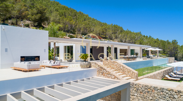 Il gioiello della corona di Ibiza: mega tenuta con vista panoramica sul mare e totale privacy in vendita a Santa Eulalia, Ibiza.