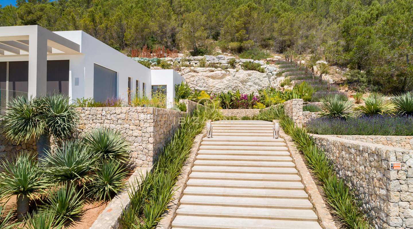 Il gioiello della corona di Ibiza: mega tenuta con vista panoramica sul mare e totale privacy in vendita a Santa Eulalia, Ibiza.