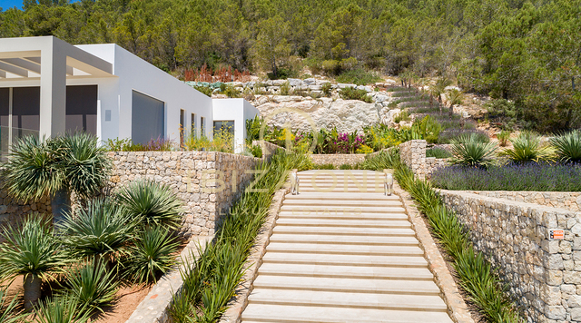 Il gioiello della corona di Ibiza: mega tenuta con vista panoramica sul mare e totale privacy in vendita a Santa Eulalia, Ibiza.