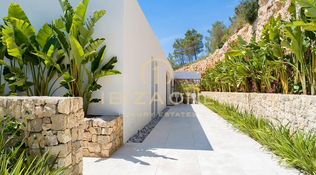 Il gioiello della corona di Ibiza: mega tenuta con vista panoramica sul mare e totale privacy in vendita a Santa Eulalia, Ibiza.