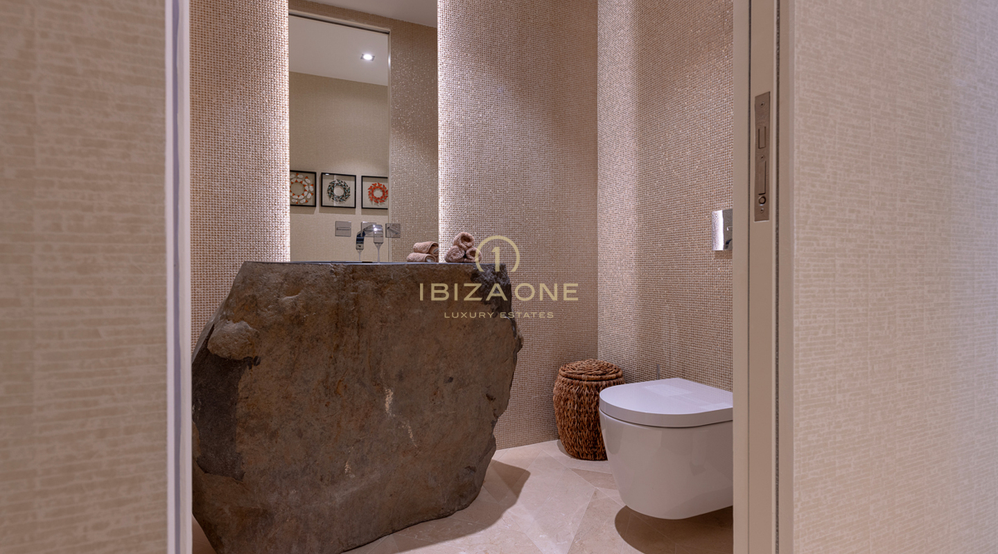 Il gioiello della corona di Ibiza: mega tenuta con vista panoramica sul mare e totale privacy in vendita a Santa Eulalia, Ibiza.