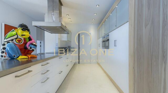 Apartamento en primera línea con acceso privado al mar en alquiler, Ibiza