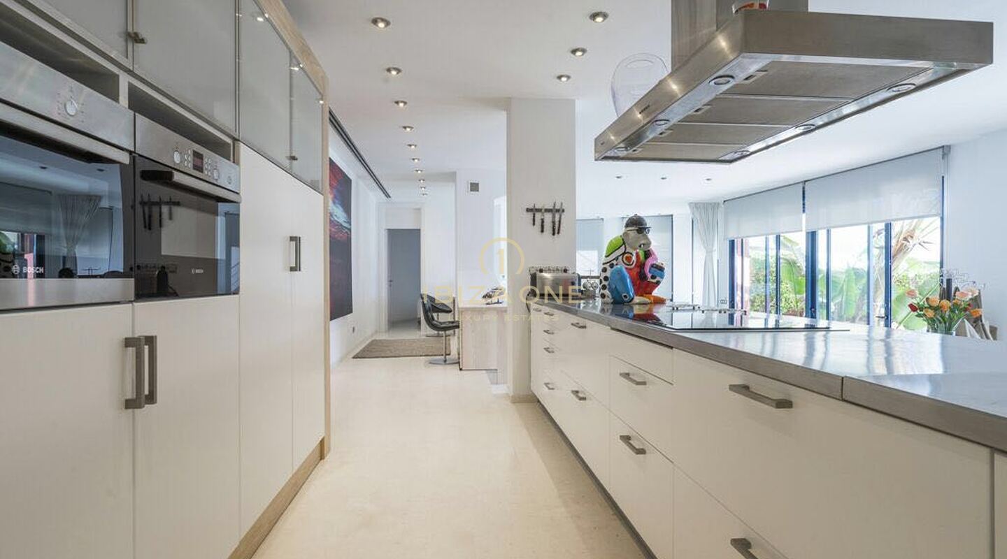 Apartamento en primera línea con acceso privado al mar en alquiler, Ibiza