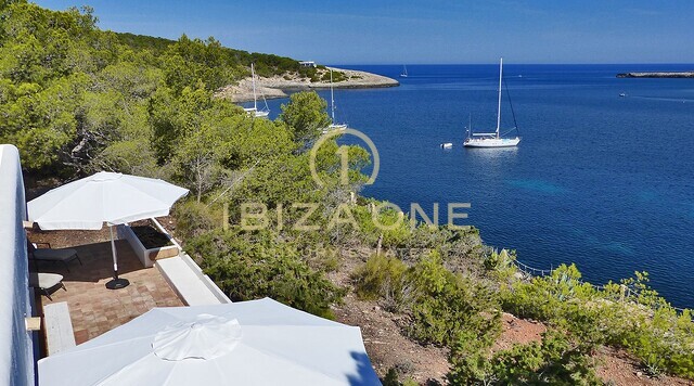 Propiedad en primera línea de mar con acceso directo al mar en venta