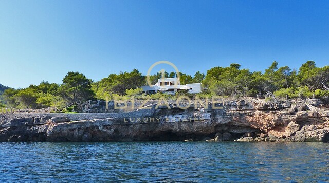Proprietà prima linea mare con accesso diretto al mare in vendita