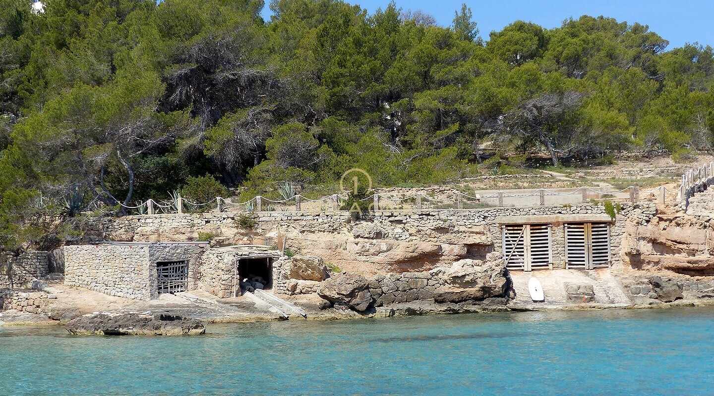 Propiedad en primera línea de mar con acceso directo al mar en venta