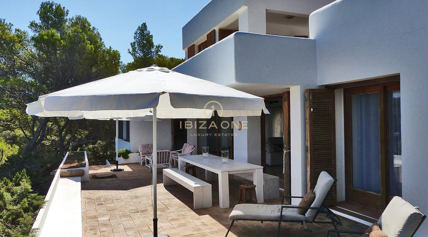 عقار على خط البحر الأول مع وصول مباشر للبحر للبيع