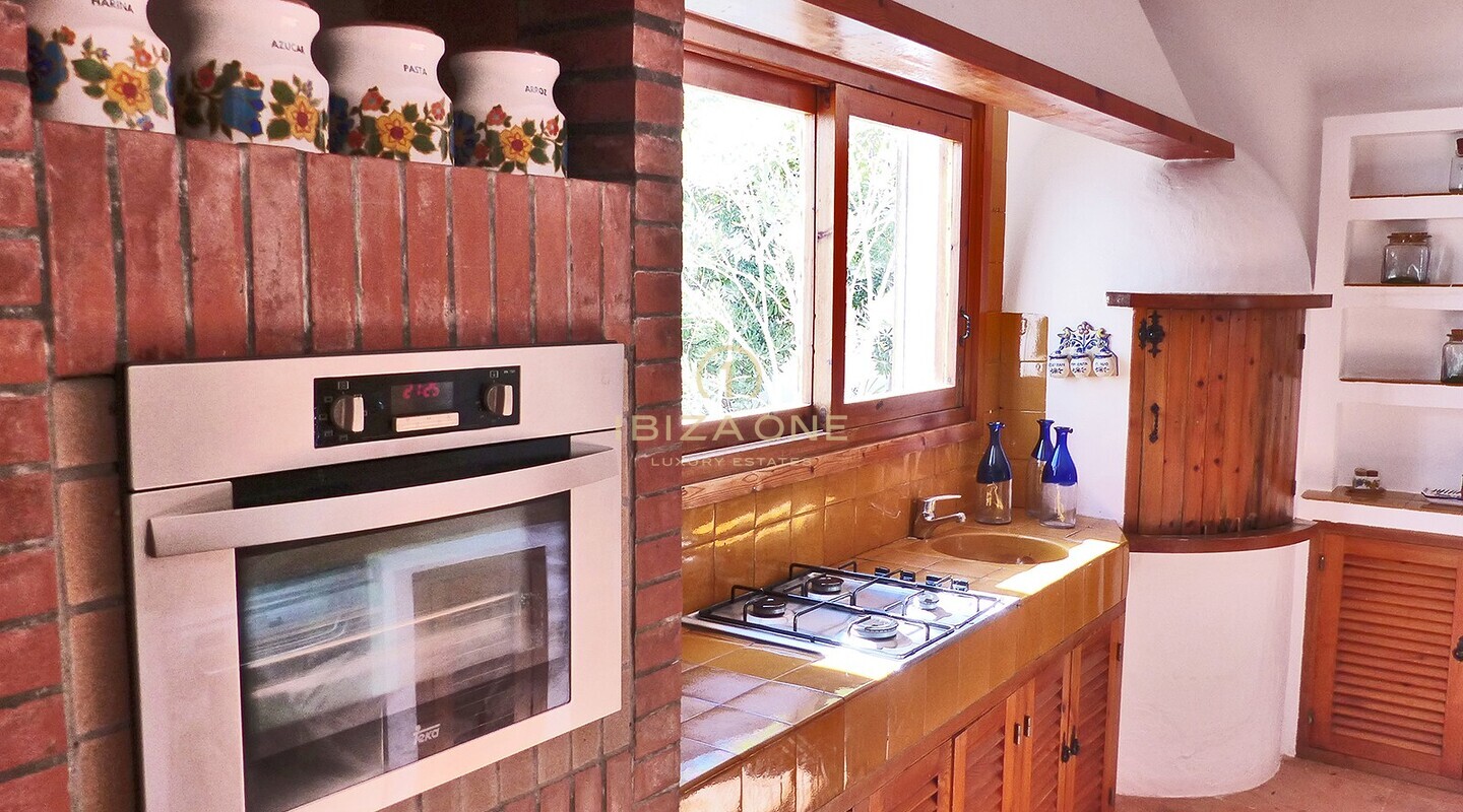 عقار على خط البحر الأول مع وصول مباشر للبحر للبيع