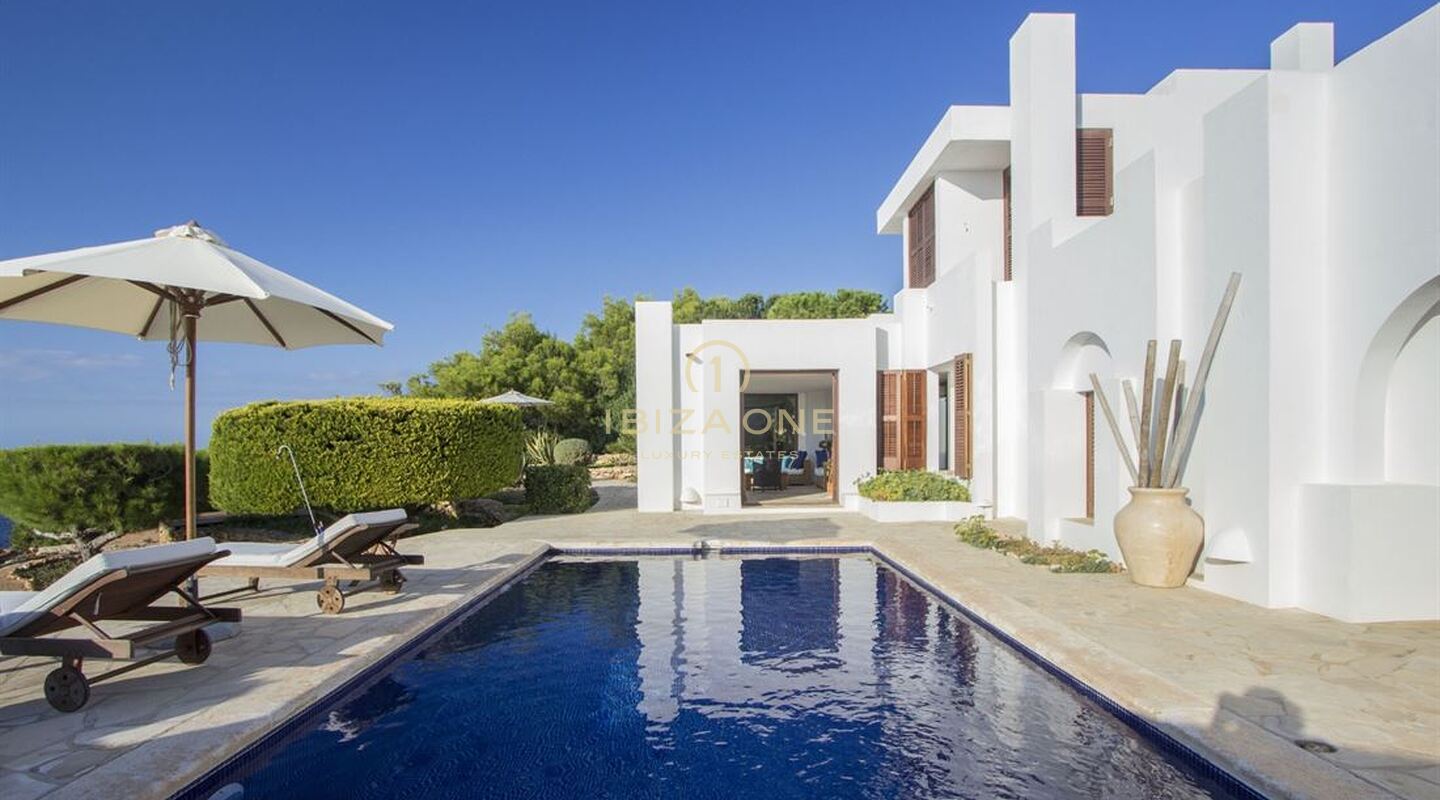 Villa en primera línea de mar con licencia turística en venta