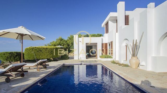 Villa première ligne de mer avec licence touristique à vendre