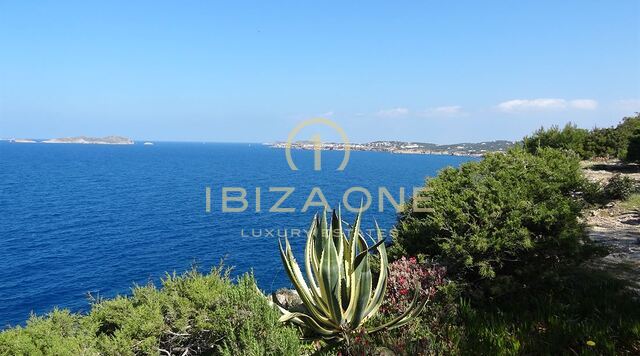Villa en primera línea de mar con licencia turística en venta