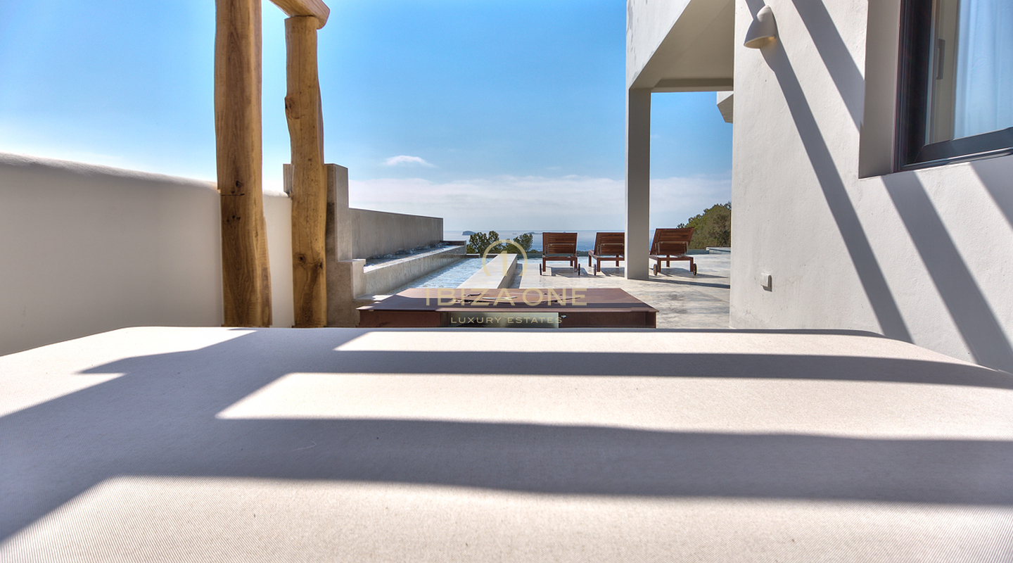 Beautiful Blakstad villa with sea views for sale