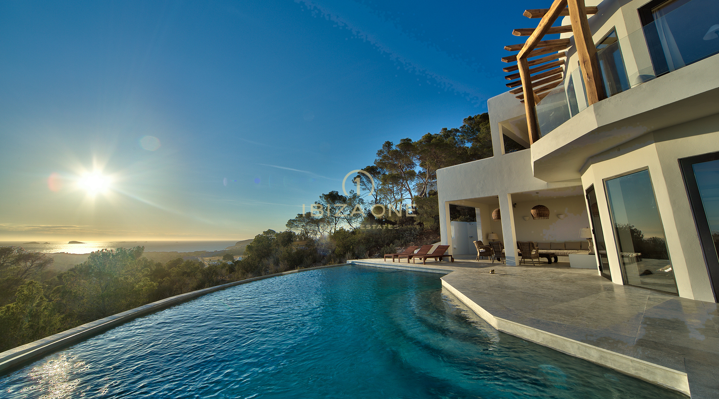 Beautiful Blakstad villa with sea views for sale