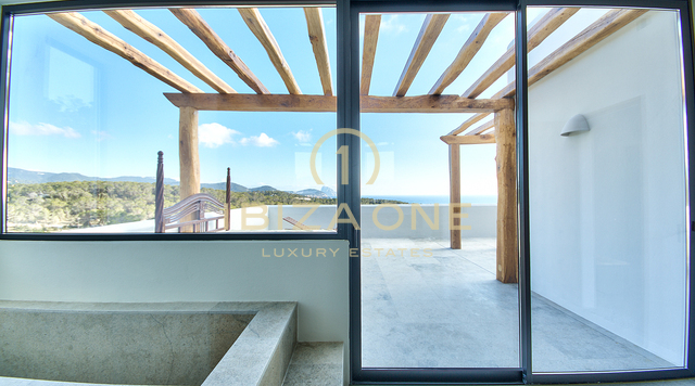 Beautiful Blakstad villa with sea views for sale