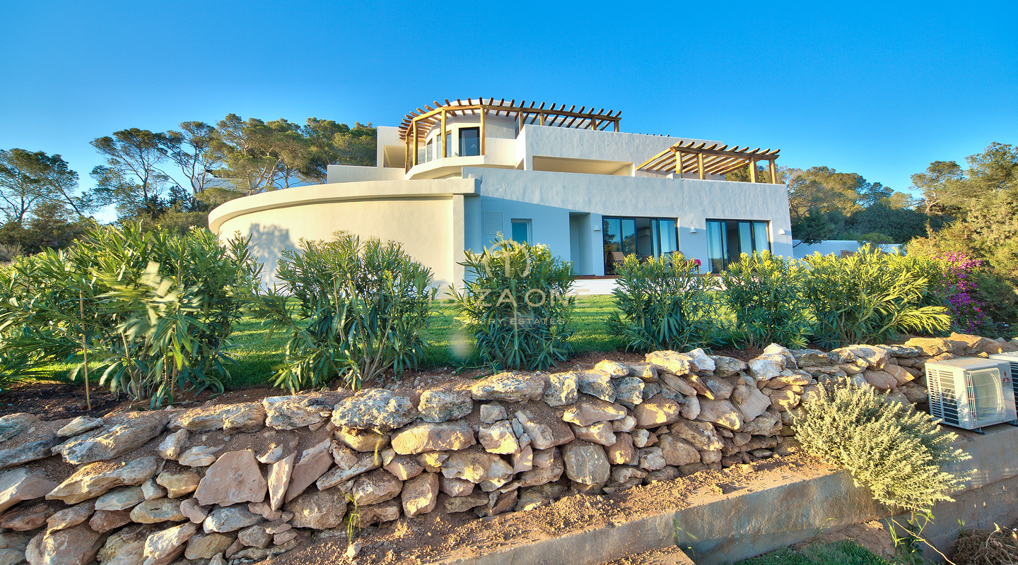 Beautiful Blakstad villa with sea views for sale