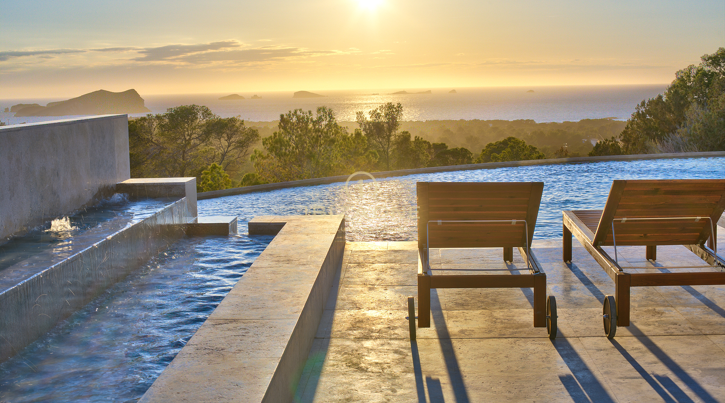 Beautiful Blakstad villa with sea views for sale