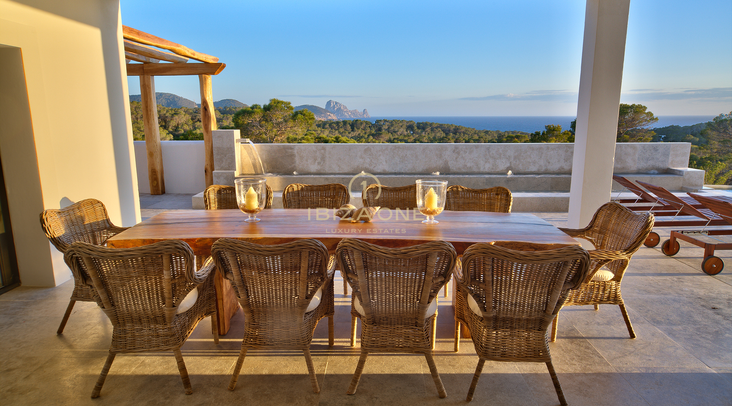 Beautiful Blakstad villa with sea views for sale
