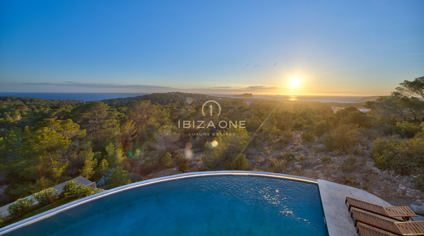 Beautiful Blakstad villa with sea views for sale