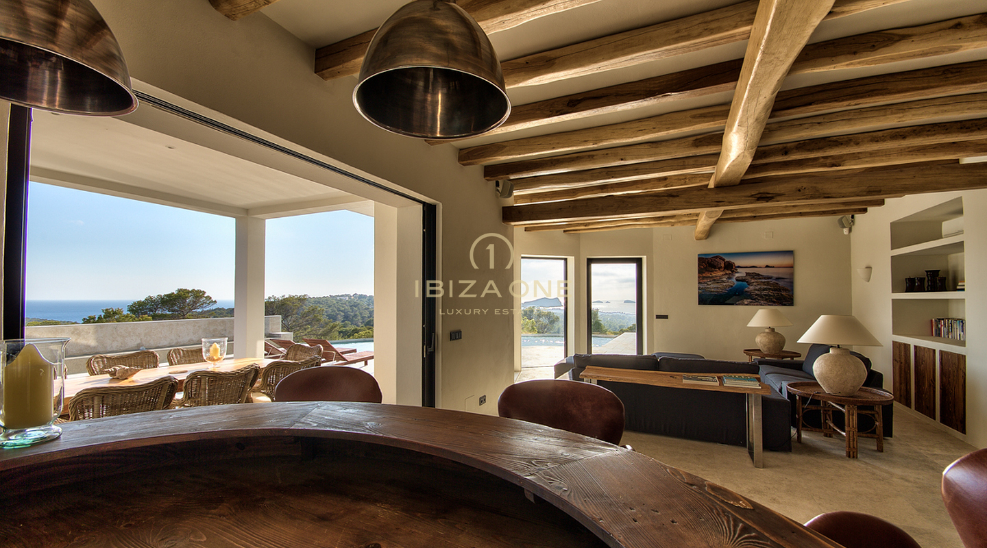 Beautiful Blakstad villa with sea views for sale