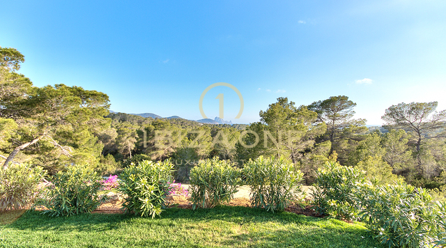 Beautiful Blakstad villa with sea views for sale