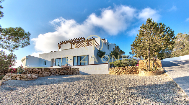 Beautiful Blakstad villa with sea views for sale