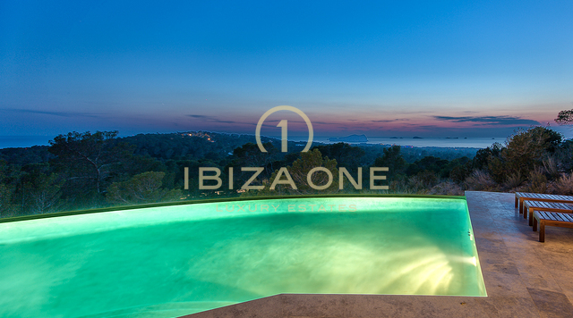 Beautiful Blakstad villa with sea views for sale