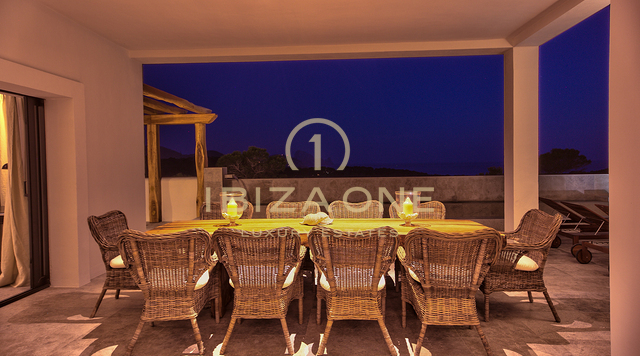 Beautiful Blakstad villa with sea views for sale