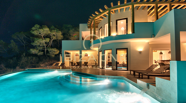 Beautiful Blakstad villa with sea views for sale
